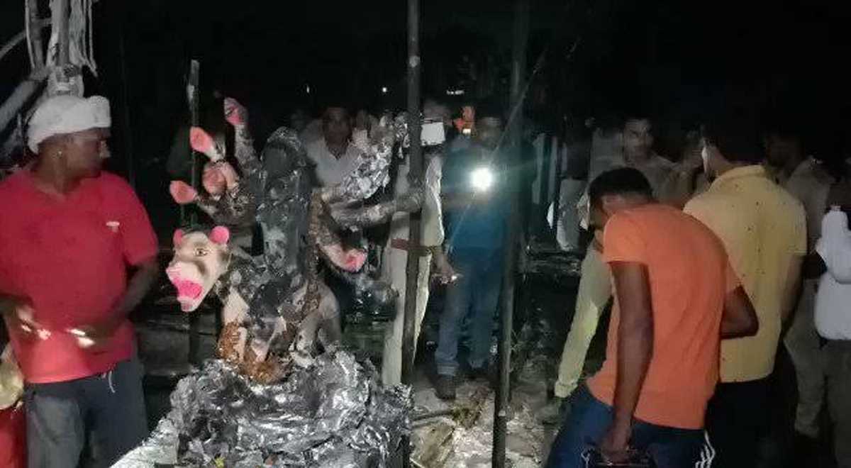 यूपी के भदोही में बड़ा हादसा, दुर्गा पूजा पंडाल में लगी भीषण आग से 2 बच्चों सहित 5 की मौत यूपी के भदोही में बड़ा हादसा, दुर्गा पूजा पंडाल में लगी भीषण आग से 2 बच्चों सहित 5 की मौत